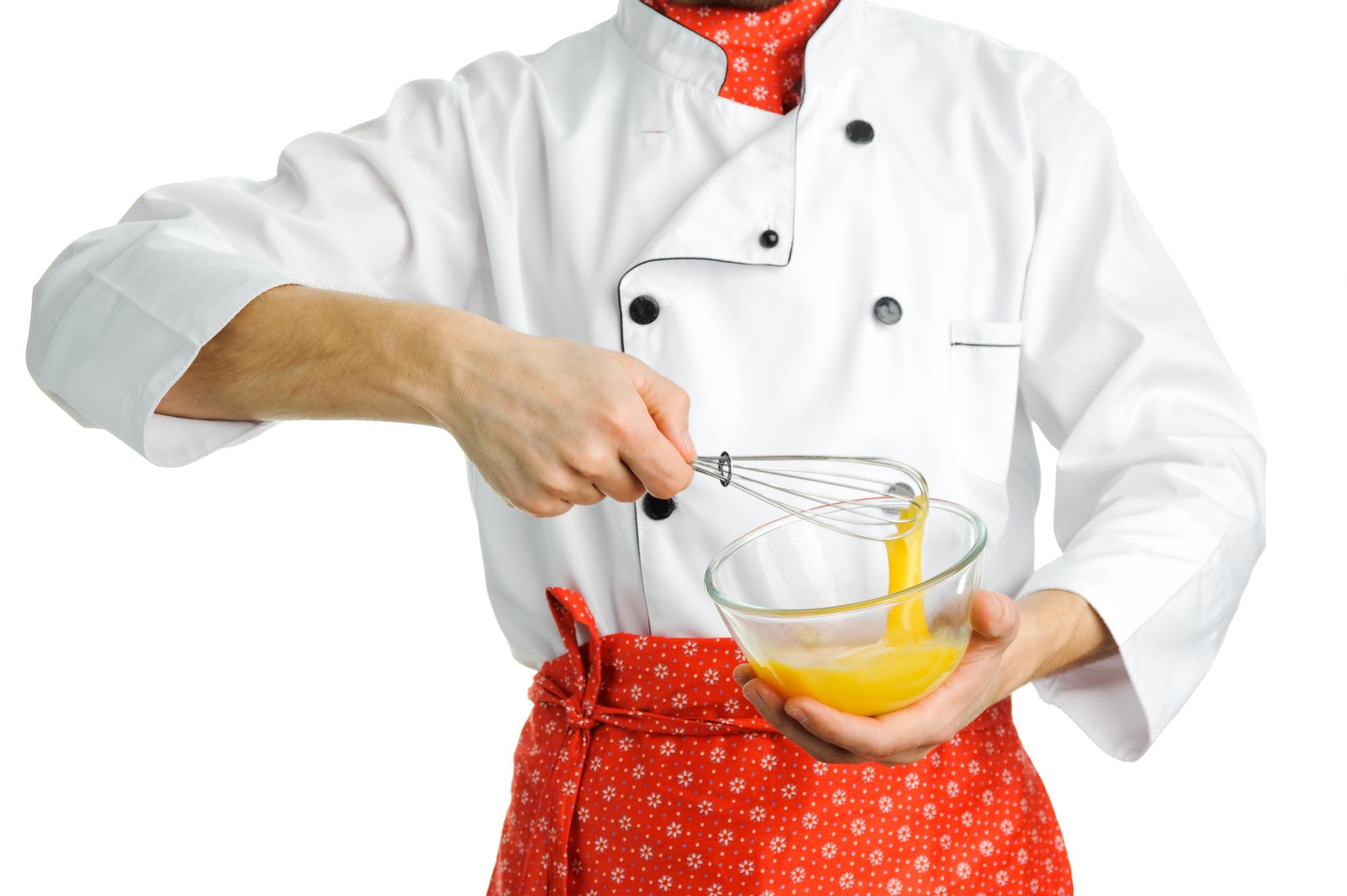Chef che mescola una salsa colorata
